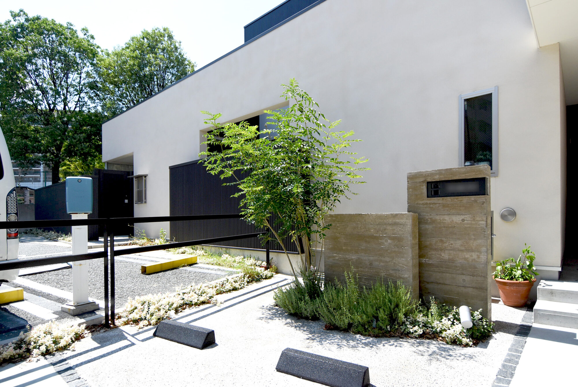 モノトーンで魅せる、統一感のある外構デザイン｜新築外構工事