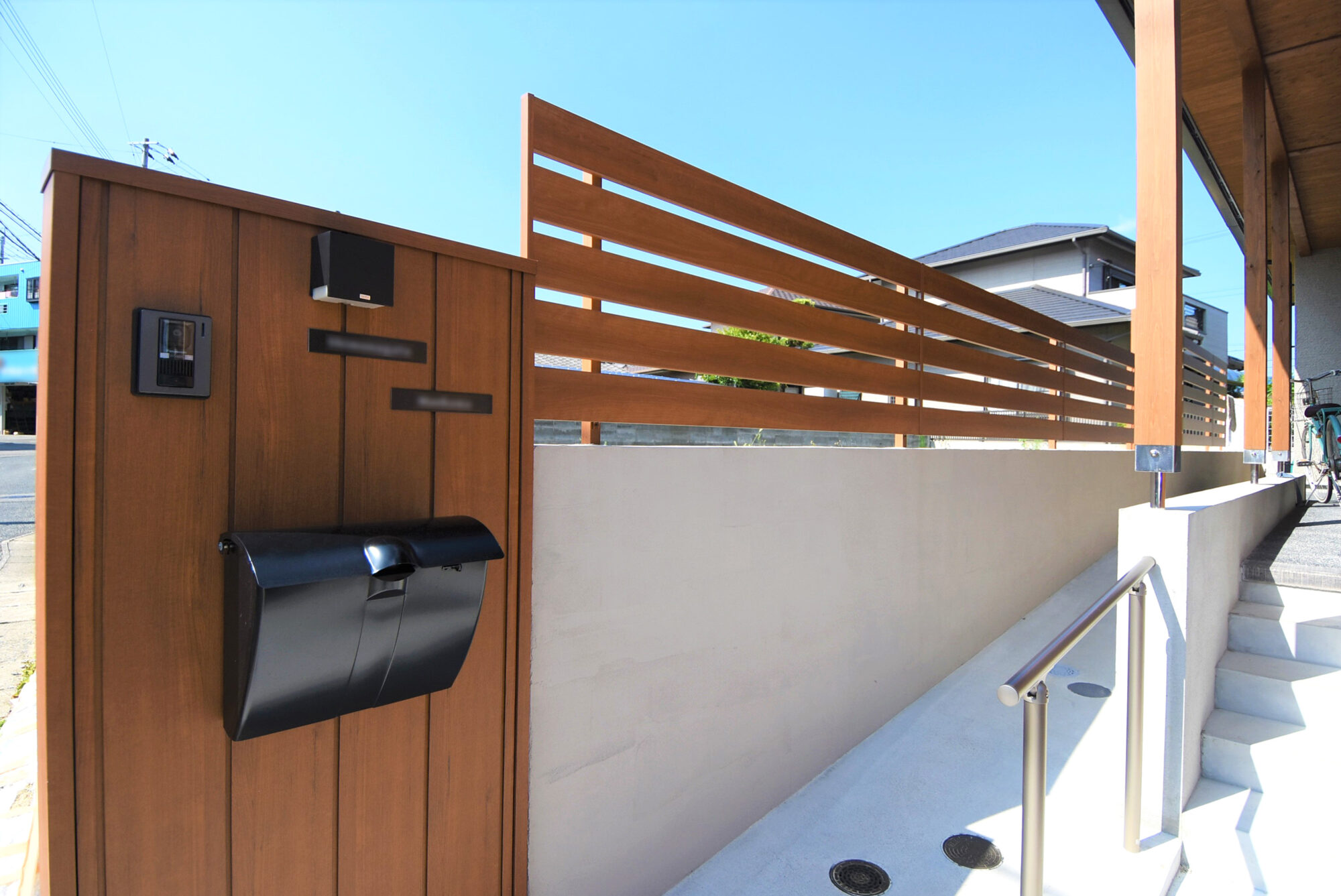 木調の明るさと抜け感のある外構デザイン｜新築外構工事