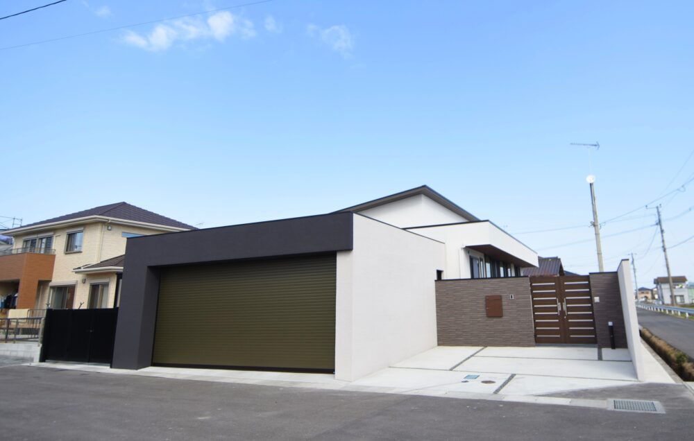 ツートーンのシャッターゲートで魅せるフルクローズ外構｜グランドアートウォール